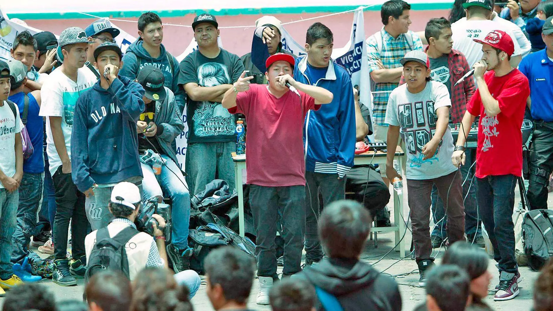 jovenes en presentacion de rap